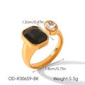 Détail d'une bague géométrique dorée avec pierre noire et dimensions de 1,2 cm - Rectangle Noir (OD-R30659-BK)