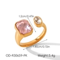 Détail d'une bague géométrique dorée avec zircon rose montrant les dimensions précises - Rectangle Rose (OD-R30659-PK)