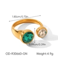 Gedetailleerde weergave van gouden open ring met smaragdgroene en heldere zirkoon - Open Geometrische Stijl (XZ-R30660-GN)