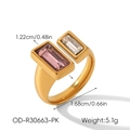 Dettaglio anello geometrico con zirconi con larghezza 1,22cm e peso di 5,1g - Baguette Rosa (OD-R30663-PK)