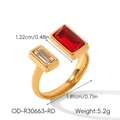 Dettaglio delle pietre di zircone rosse e trasparenti su un anello in acciaio dorato - Baguette Rosso (OD-R30663-RD)