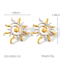 Dettaglio di orecchini bicolore geometrici con dimensioni di 4.86 cm e 5.48 cm in altezza - Orecchini Grandi a Raggio di Sole a Spirale (OD-E10652-GS)