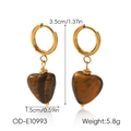 Dettaglio degli orecchini a cuore in occhio di tigre con cerchi dorati e misure - Stile Cuore Occhio di Tigre (OD-E10993)