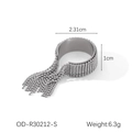 Dettaglio anello argento con nappe che mostra larghezza 1cm e diametro interno di 2,31cm - Stile Tutto Argento (OD-R30212-S)