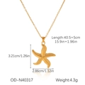 Dettaglio macro del ciondolo a stella marina in acciaio inossidabile placcato oro 18K - Collana con Ciondolo Stella Marina (OD-N40317)