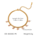 Detailweergave van verstelbare gouden ketting met zeven roze peervormige kristallen hangers - Roze Waterdruppel Kwastje Armband (OD-B20260-PK)