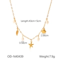 Dettaglio della collana con conchiglie dorate, stelle marine, perle e ciondoli marini - Collana con Nappina Oceano (OD-N40439)