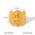Makroaufnahme des gotischen Goldtotenkopfrings mit Flügelmustern und Größenabmessungen - 3D Totenkopf Flügel Stil (OD-R30253)
