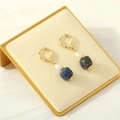 Dettaglio di orecchini d'oro con perla bianca e pietra blu lapislazzuli quadrata - Color Lapislazzuli