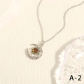 Detalle del collar luna y estrella con piedra aurora y micro circonitas en textura - Plata con piedra principal aurora (NE2146-A-2)