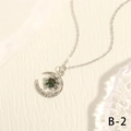 Primer plano detallado del collar de luna y sol con circonitas y gema verde incrustada - Plata con piedra principal verde oscuro (NE2146-B-2)