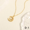 Detalle macro del collar de estrella y luna dorada con circonitas en fondo beige - Oro con piedra de color piedra lunar blanca (NE2146-D-1)