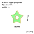 Detail eines grünen Sternanhängers aus vergoldetem Kupfer mit Maßen von 16x15mm und Öse - Hellgrüner Stern-Stil(P00794)