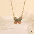 Detalle de collar con colgante de mariposa dorada y circonitas de colores del arcoíris - Estilo Degradado Arcoíris (NE2274-A)