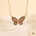 Detalle de colgante de mariposa dorada con circones sobre pétalos de flores blancas - Estilo Contraste Rosa y Negro (NE2274-B)