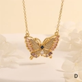 Macro de colgante de mariposa dorada con circonitas de colores y detalles en las alas - Estilo Incrustado de Diamantes Rosa y Azul (NE2274-D)