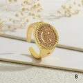Detalle de anillo dorado con cara sonriente, circonitas púrpuras y textura radial blanca - Estilo Sonriente Rosa Púrpura (RG0632-B)