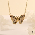 Detalle de un collar dorado con colgante de mariposa y circonitas de colores - Estilo Estrás Completo Arcoíris (NE2274-E)