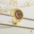 Vista macro detallada de un anillo ajustable bañado en oro con logo G de circonitas púrpuras - Estilo Letra G Púrpura (RG0632-C)