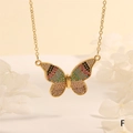 Detalle de un colgante de mariposa dorada con circones de colores en cadena fina - Estilo Micro-incrustación Multicolor (NE2274-F)