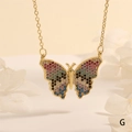 Primer plano del colgante de mariposa dorada con piedras de colores y cadena delgada - Estilo Micro-incrustación Degradado Arcoíris (NE2274-G)