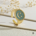 Detalle de anillo de sello dorado con incrustación 'G' en piedras azules y borde solar - Estilo Letra G Azul (RG0632-D)