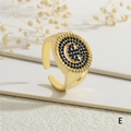 Primer plano de anillo abierto dorado bohemio con motivos de estrellas y luna azul oscuro - Estilo Luna Estrella Azul Oscuro (RG0632-E)