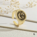 Detalle de anillo dorado con motivo de luna y estrella con piedras negras engastadas - Estilo Luna Estrella Negro (RG0632-G)