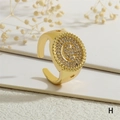 Detalle de anillo dorado con cara sonriente de circonitas y estrellas grabadas en la banda - Estilo Sonriente Blanco (RG0632-H)