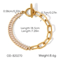 Dettaglio del bracciale in acciaio dorato da 18,5cm con chiusura a T e zirconi cubici - Stile Giunzione a Graffetta (OD-B20270)