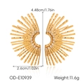 Dettaglio di orecchini a ventaglio dorati con zirconi brillanti e dimensioni del prodotto - Orecchini a Bottone Traforati Radianti a Ventaglio (OD-E10939)