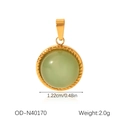 Détail d'un pendentif doré rond avec gemme vert clair et cadre à texture torsadée - Style Rond Pierre Vert Clair Bord Torsadé (OD-N40170)