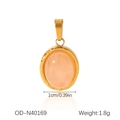 Détail macro d'un pendentif ovale en pierre rose avec bords dorés et échelle de 1 cm - Style Ovale Pierre Rose Bord Ondulé (OD-N40169)