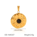 Vue détaillée d'un pendentif martelé doré rond avec une perle noire et des dimensions - Style Disque Onyx Noir Martelé (OD-N40167)