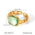Dettaglio anello dorato con pietra di luna che mostra diametro 2cm e larghezza gemma - Stile Pietra Quadrata con Castone Verde (OD-R30174)