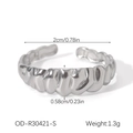 Detailansicht des silbernen Croissant-Rings mit Maßen 2cm und Gewicht von 1,3g - Silber Plissee Textur Croissant Stil (OD-R30421-S)