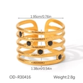 Dettaglio dell'anello largo dorato con finitura martellata, design a strati e pietre nere - Stile Martellato con Punto Nero Oro (OD-R30416)