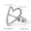 Dettaglio anello a cuore argento con trama martellata e dimensioni di 1,94 cm x 1,97 cm - Stile Cuore Martellato Argentato (OD-R30409-S)