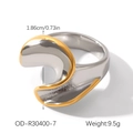 Detailansicht des wellenförmigen zweifarbigen Edelstahlrings mit Maßen 1,86 cm und 9,5 g Gewicht - Durchmesser 1.86 / Gold und Silber Zweifarbiger Unregelmäßiger Stil (OD-R30400-6)