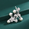 Broche floral con perlas y pedrería en acabado plateado para vestidos de noche - Y523
