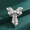 Broche de lazo plateado con diamantes de imitación y perlas blancas para vestidos de gala - Diseño de Lazo (Y534)