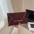 Pochette a busta bordeaux con trama a pelle di serpente ed elegante finitura dorata - Rosso