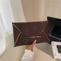 Borsa a busta marrone con trama a serpente e dettaglio fibbia in metallo dorato - Marrone