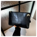 Détail de la pochette enveloppe noire avec patchwork de cuir lisse et grainé chic - Noir