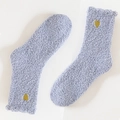 Morbide calze invernali in pile corallo lavanda con ricamo a cuore giallo di dettaglio - Taglia unica / Grigio chiaro