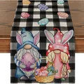 Runner da tavola pasquale a quadri con simpatici gnomi che tengono uova colorate - 33cmx90cm / Gnomi di Pasqua e quadri Buffalo