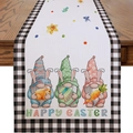 Runner da tavola pasquale con gnomi, bordo a quadretti neri e testo Happy Easter - S