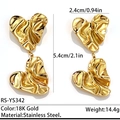 Pendientes de corazón con pliegues irregulares en acero inoxidable con baño de oro 18K - Estilo de Corazón Plisado Dorado (RS-YS342)