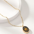 Elegante goldene Halskette mit ovalem schwarzem Steinanhänger und goldenem Planetenmotiv - Planeten-Sterne-Themenstil (A7467-4)