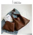Sac fourre-tout marron grande capacité avec pochette assortie et texture grainée - café